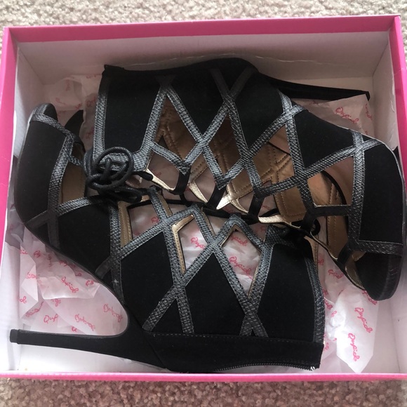 Black Heels - Picture 2 of 6